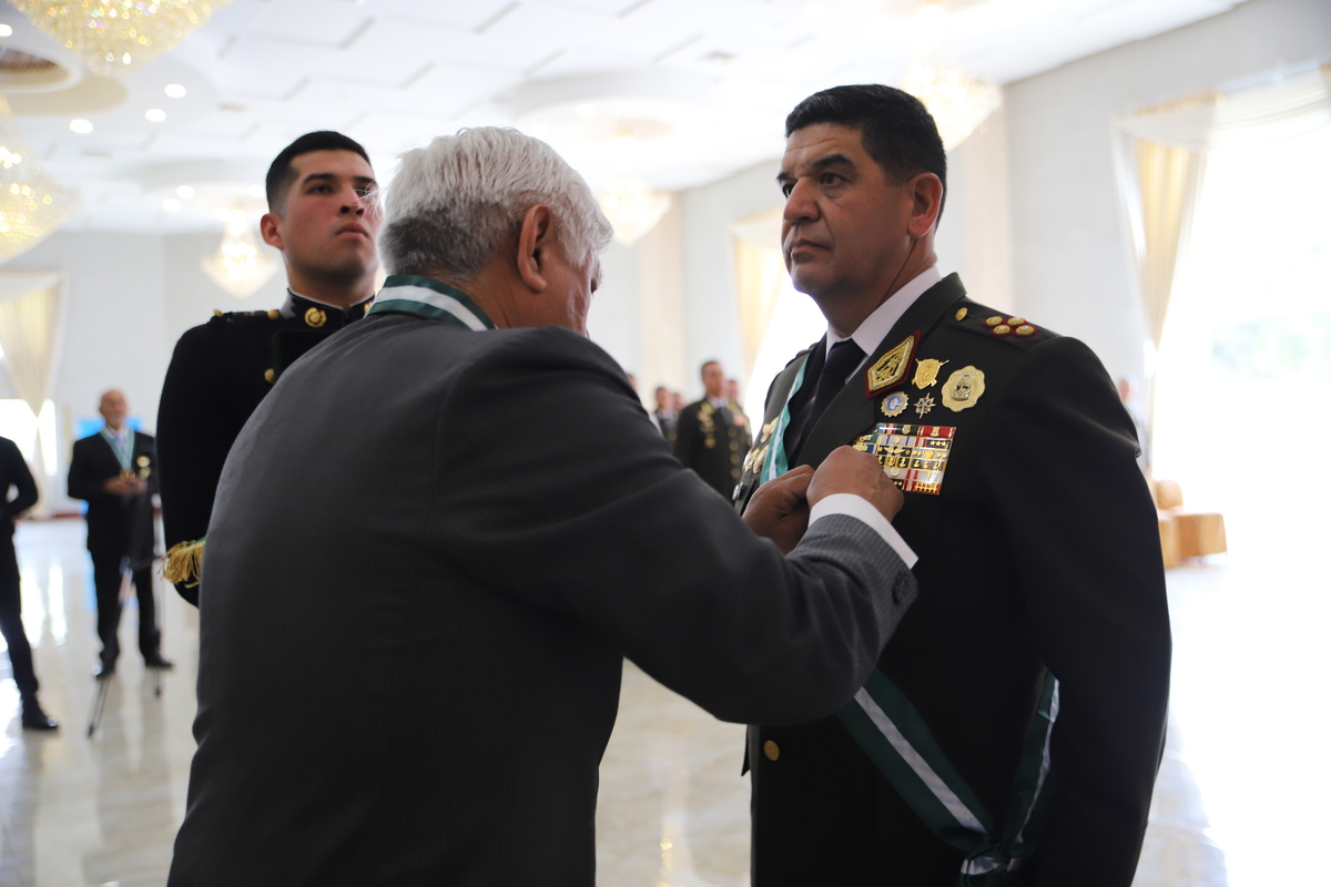 Otorgan condecoración “Victoria de Tarapacá” en el Grado de “Gran Legionario de Honor” al Jefe del Comando Conjunto de las Fuerzas Armadas