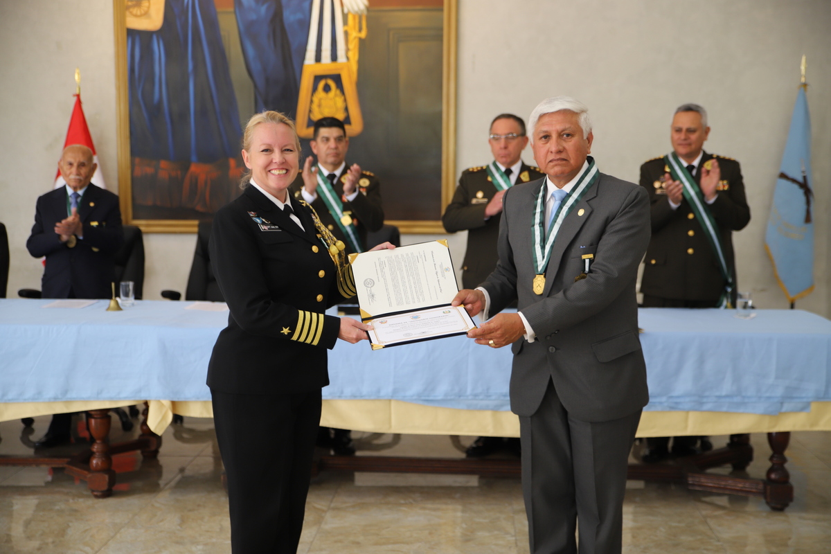 Otorgan condecoración “Victoria de Tarapacá” en el Grado de “Gran Legionario de Honor” al Jefe del Comando Conjunto de las Fuerzas Armadas