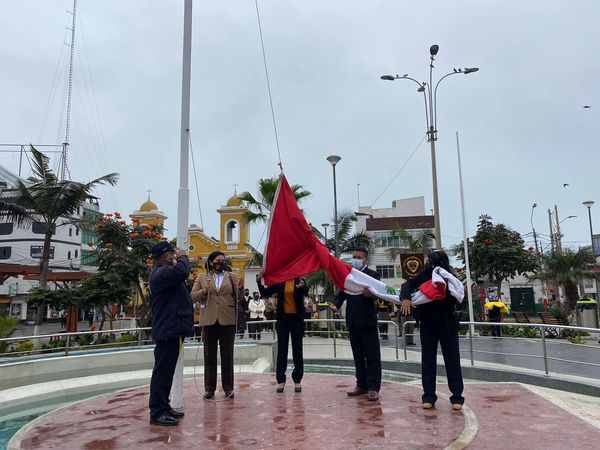 Ceremonia de Izamiento de Pabellón Nacional