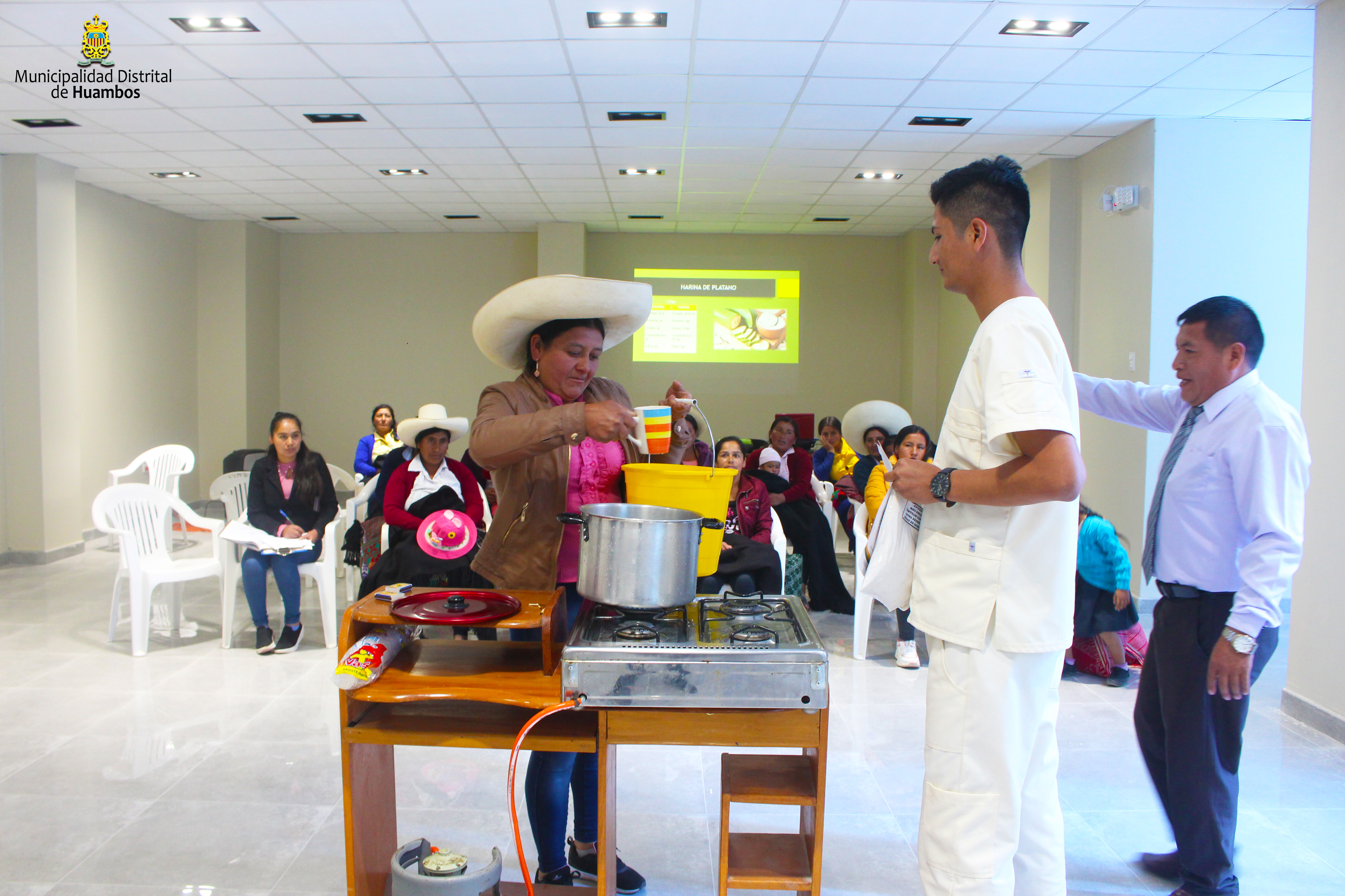 La Municipalidad Distrital de Huambos, a través del Programa Vaso de Leche organizó la capacitación y sesión demostrativa denominada “Valores Nutricionales Mínimos de la Ración Alimenticia Diaria”