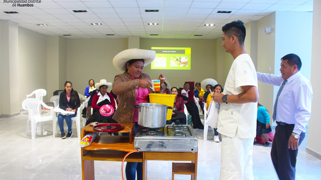 La Municipalidad Distrital de Huambos, a través del Programa Vaso de Leche organizó la capacitación y sesión demostrativa denominada “Valores Nutricionales Mínimos de la Ración Alimenticia Diaria”