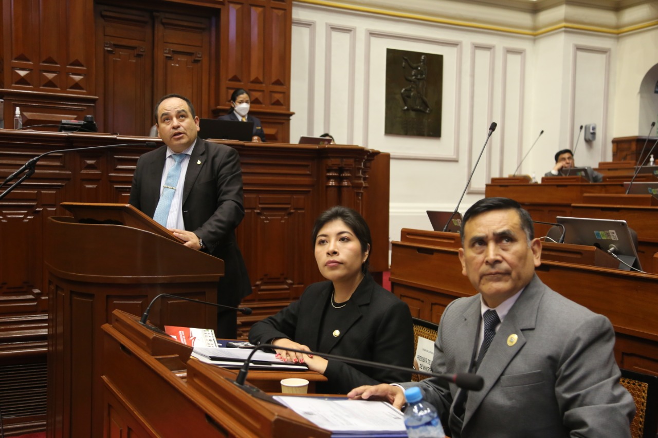 Ministro Paniagua sustenta presupuesto 2023. En la imagen también se ve a la premier Betssy Chavez. Foto: Congreso de la República