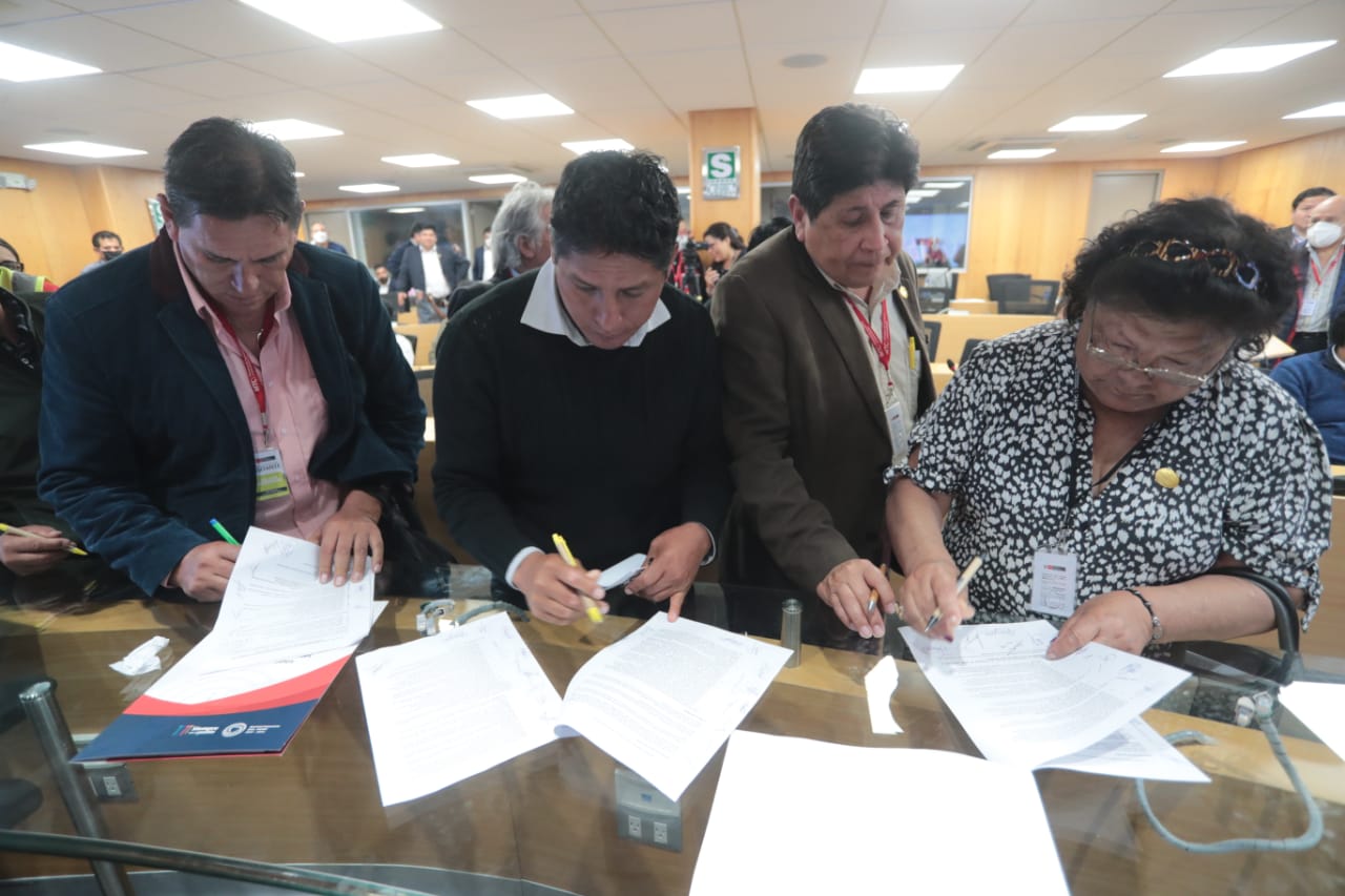 Gremios de transporte de carga levantan paro tras más de 15 horas de jornada de diálogo con el Ejecutivo