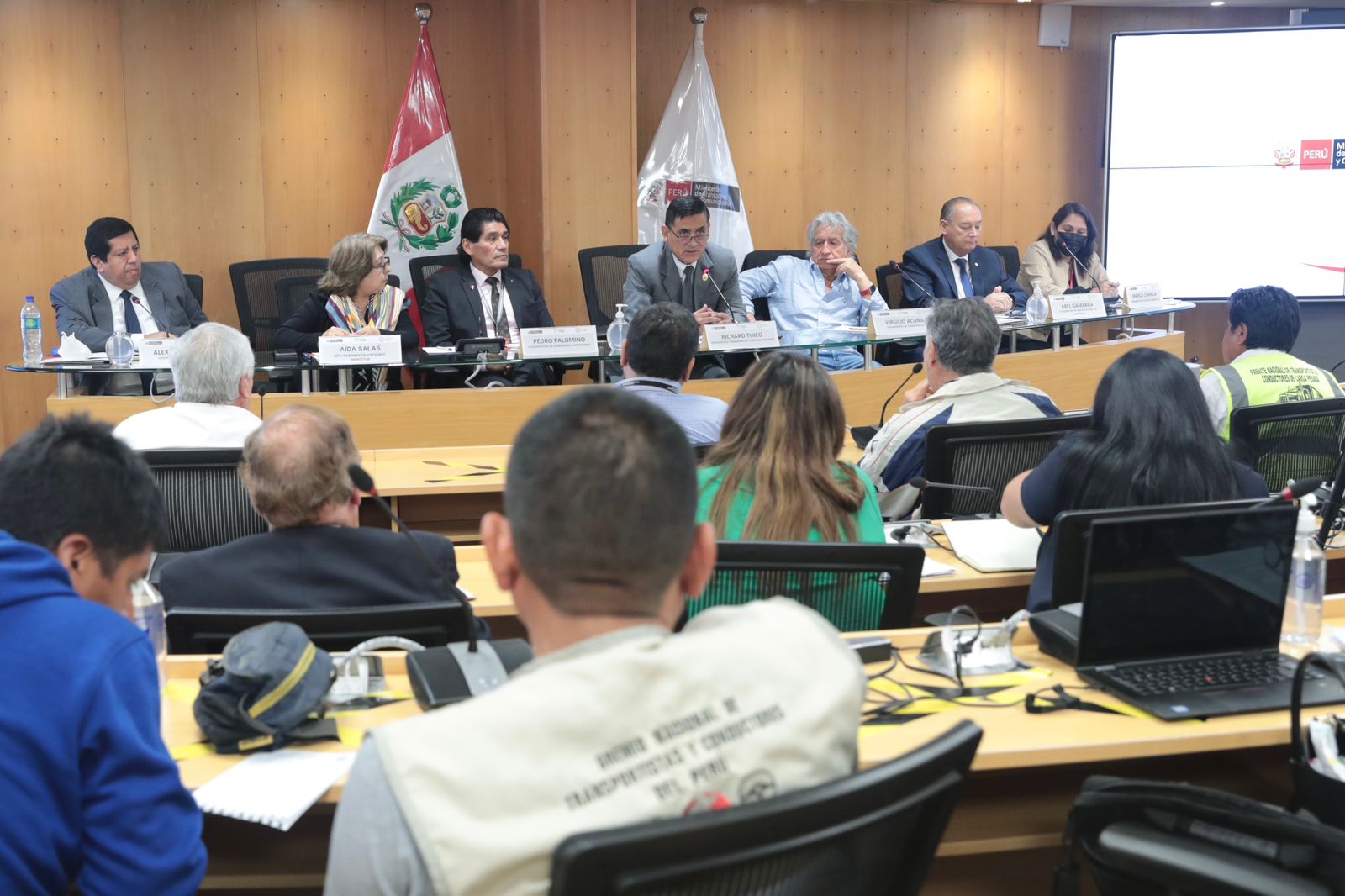 Gremios de transporte de carga levantan paro tras más de 15 horas de jornada de diálogo con el Ejecutivo