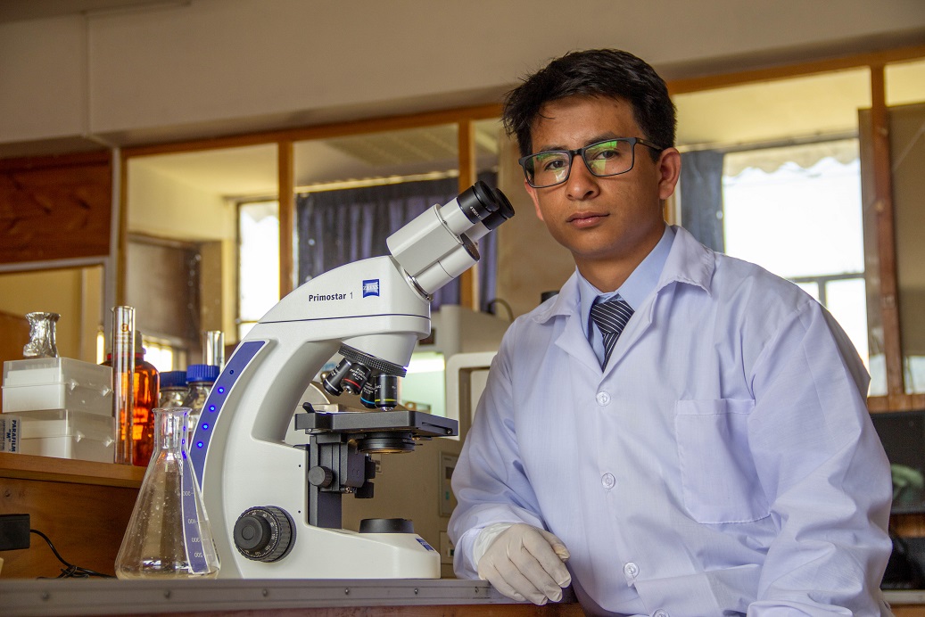 Luis Vargas en uno de los laboratorios de su universidad. Foto: UNC