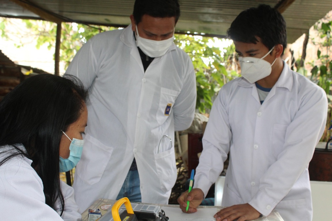 Luis en uno de los trabajos de campo durante su formación profesional