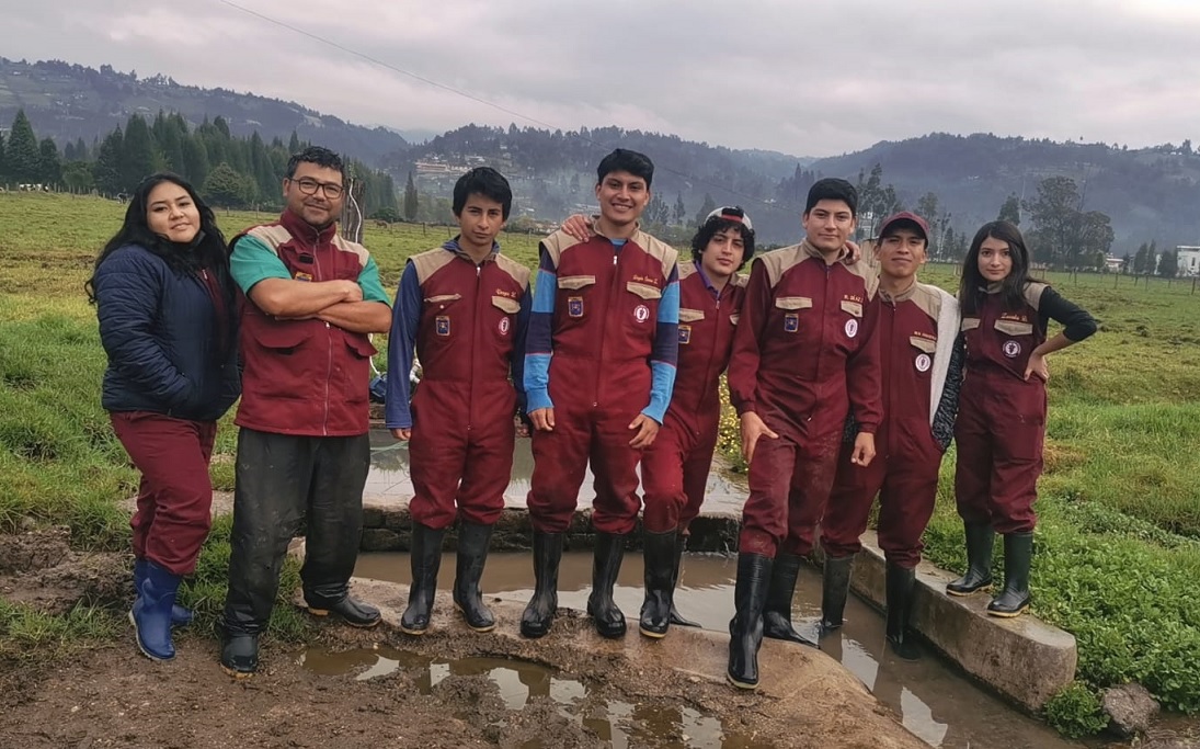 Luis junto a sus compañeros en un trabajo de campo.