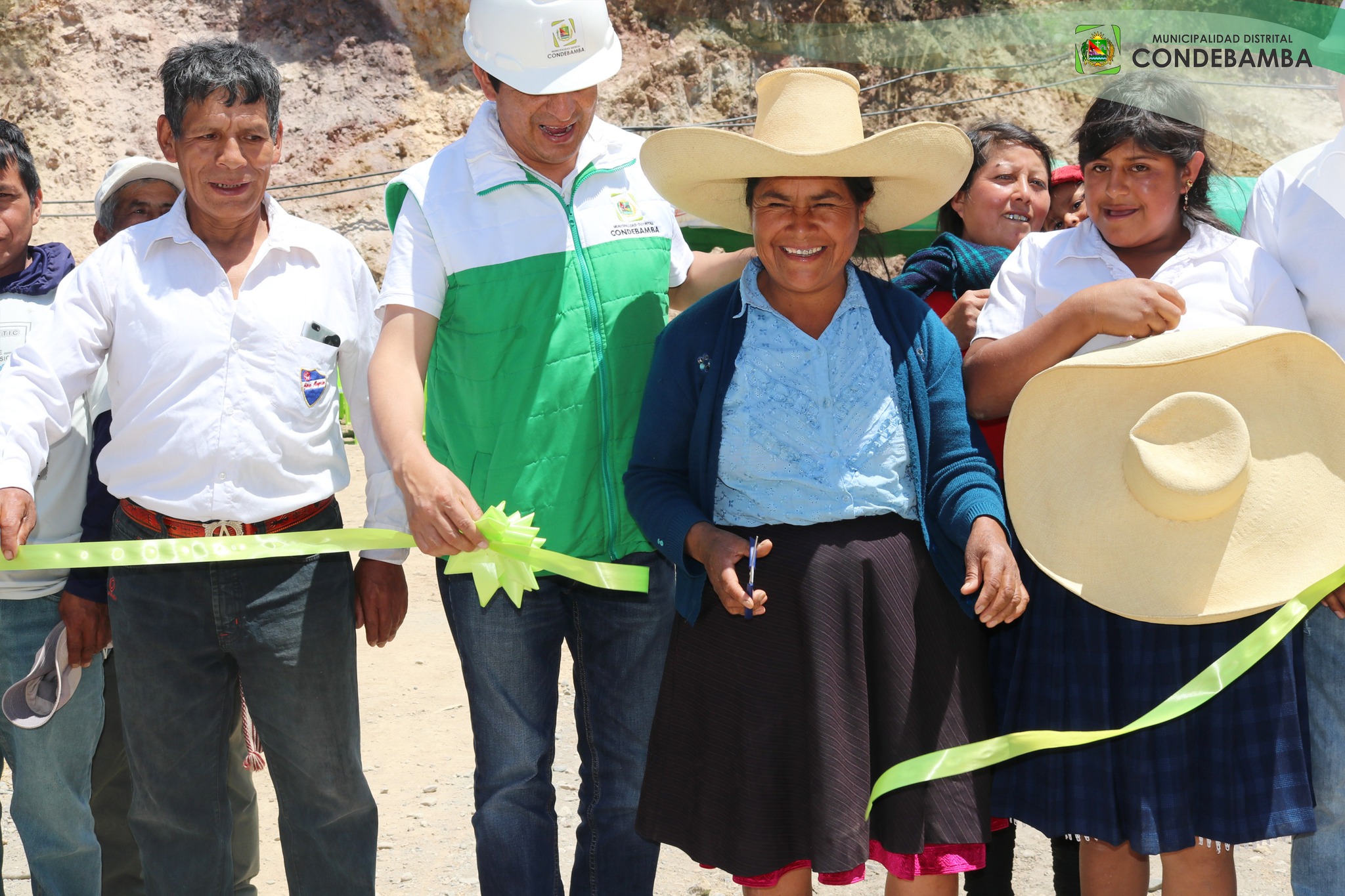 Se llevó a cabo la inauguración y entrega a la población del puente tubular que unirá Hualanga (parte alta) con el Huayo (parte baja) el valle. Optimizando los recursos económicos llegamos con más obras a nuestros caseríos, seguimos trabajando. 💪😁
