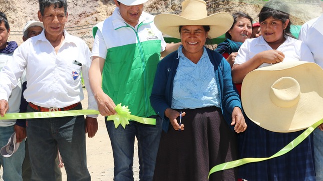 Se llevó a cabo la inauguración y entrega a la población del puente tubular que unirá Hualanga (parte alta) con el Huayo (parte baja) el valle. Optimizando los recursos económicos llegamos con más obras a nuestros caseríos, seguimos trabajando. 💪😁
