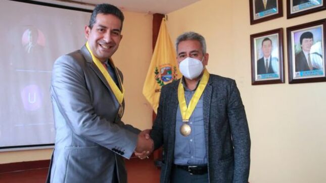 Alcalde toma juramento a los regidores accesitarios