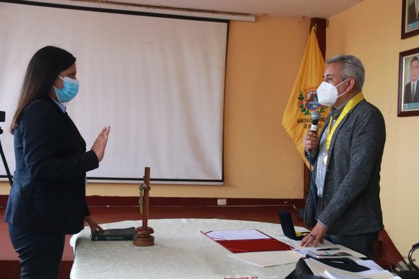 Alcalde toma juramento a los regidores accesitarios