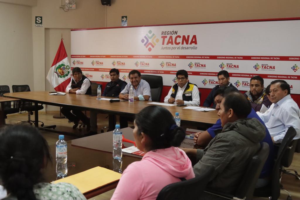 Grt atendiendo las dudas de padres de familia. 
