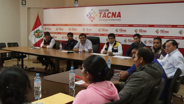 Grt atendiendo las dudas de padres de familia. 