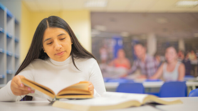 Talento Pronabec estudiando en una biblioteca.