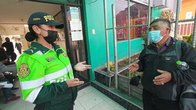 Policía atendiendo a un adulto mayor