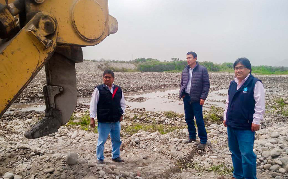 MAQUINARIAS PESADAS AVANZAN EN FAENAS DE DESCOLMATACIÓN EN EL RIO DE LA CUENCA CHANCAY-HUARAL