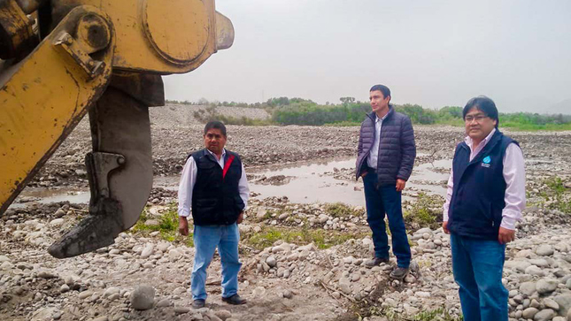 MAQUINARIAS PESADAS AVANZAN EN FAENAS DE DESCOLMATACIÓN EN EL RIO DE LA CUENCA CHANCAY-HUARAL