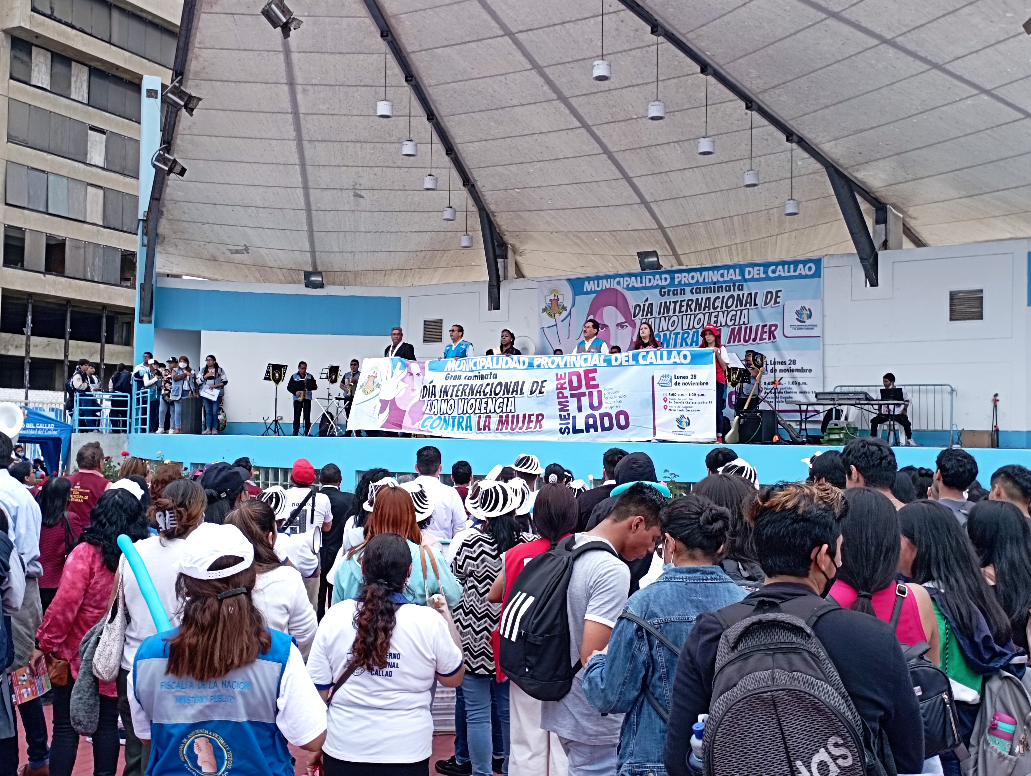 Multitudinaria marcha por el Día Internacional Contra la no Violencia a la Mujer