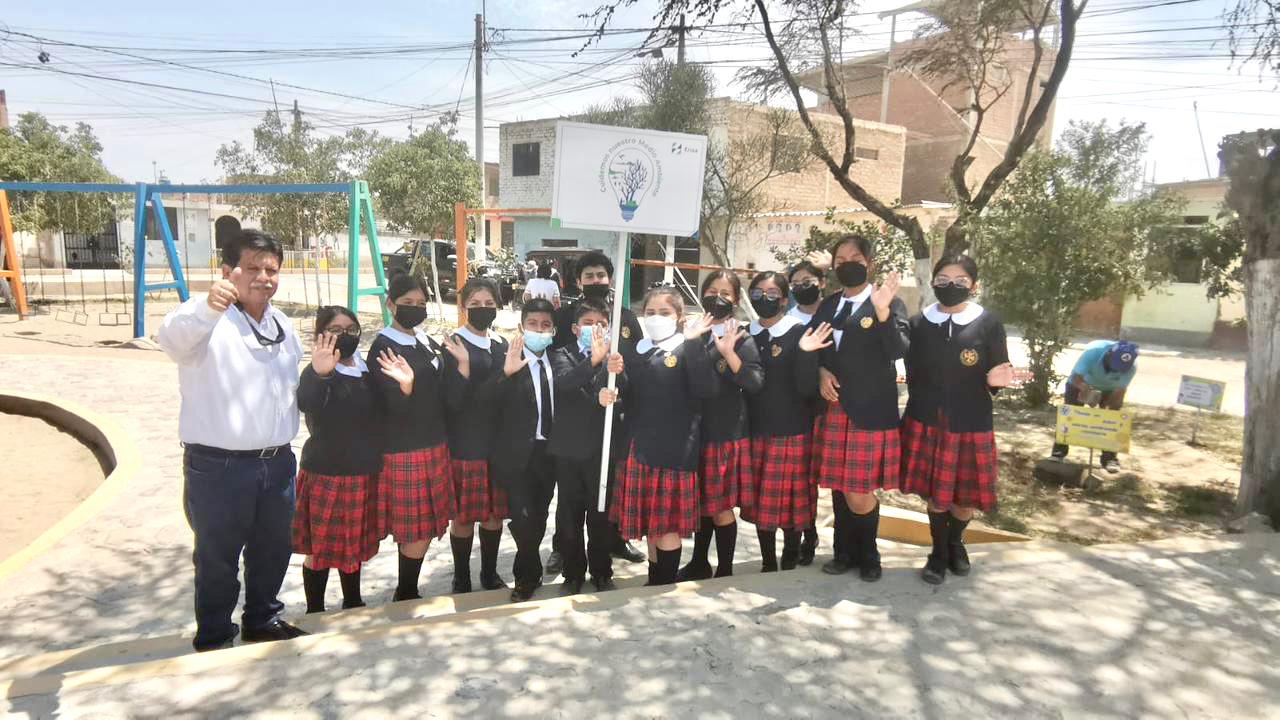 Alumnas participaron de la siembra de plantones.
