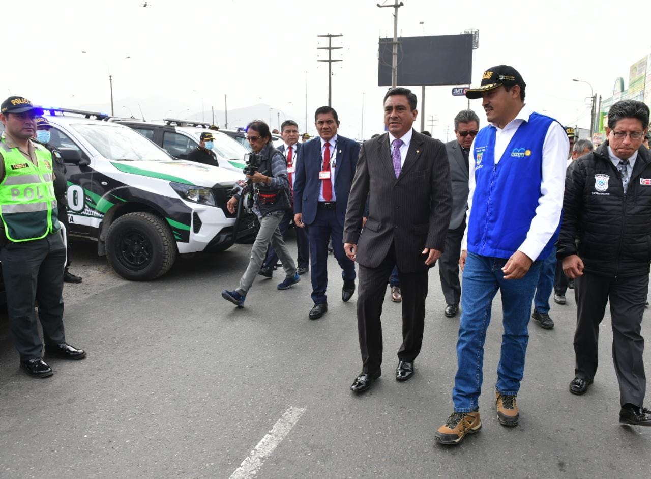 La seguridad ciudadana en el distrito de Santa Anita se refuerza gracias a una nueva flota vehicular y una dotación de cámaras de videovigilancia destinadas al patrullaje preventivo, anunció hoy el ministro del Interior, Willy Huerta Olivas.
Detalló que las 15 nuevas camionetas, 30 motos y la instalación de 160 cámaras servirán para implementar dos nuevas centrales de monitoreo, serán interconectadas al Centro de Comando, Control, Cómputo y Comunicaciones (C4) de la Policía Nacional del Perú (PNP).
El titular del Interior indicó que dicho esfuerzo demandó una inversión de S/ 11 millones y fueron adquiridos con recursos del Fondo Especial de Seguridad Ciudadana del Ministerio del Interior (Mininter) en convenio con la Municipalidad de Santa Anita.
La entrega de la nueva flota vehicular y los equipos permitirán el aumento y la mejora del patrullaje preventivo entre la Policía Nacional y el servicio de Serenazgo en el distrito, beneficiando a los más de 220 mil vecinos que viven en Santa Anita.
“Se trata de un proyecto para combatir la delincuencia y reducir el índice de victimización en el distrito”, expresó el titular del Mininter, tras agradecer el apoyo de los alcaldes distritales para trabajar unidos contra la delincuencia y garantizar la seguridad y la tranquilidad de la población.
Plan de seguridad por Navidad y Año Nuevo
La presentación de la nueva flota vehicular se realizó en el marco de la puesta en marcha del Plan Conjunto Multifunción Sin Fronteras “Unidos por tu Seguridad 2022” en la Mancomunidad Lima Este, ante la cercanía de las festividades por Navidad y Año Nuevo 2023.
El plan tiene como finalidad fortalecer la lucha frontal contra la delincuencia en Lima Este con el desarrollo de operativos de impacto descentralizados y sin fronteras.
Además, se ha dispuesto redoblar el patrullaje integrado y el trabajo articulado con las juntas vecinales y las unidades operativas de fiscalización de Sucamec, Migraciones, Sutran y la ATU.
Durante la presentación, el ministro saludó y felicitó el esfuerzo de los alcaldes de la Mancomunidad por hacer realidad este proyecto y agregó que uno de los encargos del Gobierno Central es promover el trabajo articulado a fin de garantizar la seguridad, el orden y la integridad de toda la población.
“Esta es la muestra de que hay un trabajo conjunto entre las autoridades por una causa común que es velar por la paz, la tranquilidad y la seguridad de los ciudadanos. Sin ellas, no hay desarrollo. El bienestar de nuestros compatriotas es nuestra obligación”, expresó.
Durante la presentación del plan operativo “Unidos por tu seguridad 2022", el personal de la Unidad de Desactivación de Explosivos (UDEX) de la PNP realizó una demostración del peligro que representa para las personas la manipulación de artefactos pirotécnicos de fabricación clandestina.
Por su parte, el jefe de la Sucamec, Manuel Balladares, anunció que se intensificarán las acciones de control y fiscalización en Lima Este, a fin de hacer frente al comercio ilegal de productos pirotécnicos y evitar los riesgos sobre su uso.
En esta actividad participaron el alcalde de Santa Anita y presidente de la Mancomunidad Lima Este, José Luis Nole; el jefe de la División Policial de Chosica, Crnl. PNP Hildebrando Delgado; el jefe de gabinete de asesores del Mininter, José Gómez; así como representantes de instituciones invitadas como Bomberos, ATU, Sutran, Indeci, entre otras autoridades policiales y del sector.