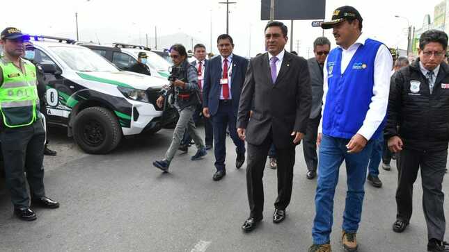 La seguridad ciudadana en el distrito de Santa Anita se refuerza gracias a una nueva flota vehicular y una dotación de cámaras de videovigilancia destinadas al patrullaje preventivo, anunció hoy el ministro del Interior, Willy Huerta Olivas.

Detalló que las 15 nuevas camionetas, 30 motos y la instalación de 160 cámaras servirán para implementar dos nuevas centrales de monitoreo, serán interconectadas al Centro de Comando, Control, Cómputo y Comunicaciones (C4) de la Policía Nacional del Perú (PNP).

El titular del Interior indicó que dicho esfuerzo demandó una inversión de S/ 11 millones y fueron adquiridos con recursos del Fondo Especial de Seguridad Ciudadana del Ministerio del Interior (Mininter) en convenio con la Municipalidad de Santa Anita.

La entrega de la nueva flota vehicular y los equipos permitirán el aumento y la mejora del patrullaje preventivo entre la Policía Nacional y el servicio de Serenazgo en el distrito, beneficiando a los más de 220 mil vecinos que viven en Santa Anita.

“Se trata de un proyecto para combatir la delincuencia y reducir el índice de victimización en el distrito”, expresó el titular del Mininter, tras agradecer el apoyo de los alcaldes distritales para trabajar unidos contra la delincuencia y garantizar la seguridad y la tranquilidad de la población.

Plan de seguridad por Navidad y Año Nuevo

La presentación de la nueva flota vehicular se realizó en el marco de la puesta en marcha del Plan Conjunto Multifunción Sin Fronteras “Unidos por tu Seguridad 2022” en la Mancomunidad Lima Este, ante la cercanía de las festividades por Navidad y Año Nuevo 2023.

El plan tiene como finalidad fortalecer la lucha frontal contra la delincuencia en Lima Este con el desarrollo de operativos de impacto descentralizados y sin fronteras.

Además, se ha dispuesto redoblar el patrullaje integrado y el trabajo articulado con las juntas vecinales y las unidades operativas de fiscalización de Sucamec, Migraciones, Sutran y la ATU.

Durante la presentación, el ministro saludó y felicitó el esfuerzo de los alcaldes de la Mancomunidad por hacer realidad este proyecto y agregó que uno de los encargos del Gobierno Central es promover el trabajo articulado a fin de garantizar la seguridad, el orden y la integridad de toda la población.

“Esta es la muestra de que hay un trabajo conjunto entre las autoridades por una causa común que es velar por la paz, la tranquilidad y la seguridad de los ciudadanos. Sin ellas, no hay desarrollo. El bienestar de nuestros compatriotas es nuestra obligación”, expresó.

Durante la presentación del plan operativo “Unidos por tu seguridad 2022", el personal de la Unidad de Desactivación de Explosivos (UDEX) de la PNP realizó una demostración del peligro que representa para las personas la manipulación de artefactos pirotécnicos de fabricación clandestina.

Por su parte, el jefe de la Sucamec, Manuel Balladares, anunció que se intensificarán las acciones de control y fiscalización en Lima Este, a fin de hacer frente al comercio ilegal de productos pirotécnicos y evitar los riesgos sobre su uso.  

En esta actividad participaron el alcalde de Santa Anita y presidente de la Mancomunidad Lima Este, José Luis Nole; el jefe de la División Policial de Chosica, Crnl. PNP Hildebrando Delgado; el jefe de gabinete de asesores del Mininter, José Gómez; así como representantes de instituciones invitadas como Bomberos, ATU, Sutran, Indeci, entre otras autoridades policiales y del sector.

