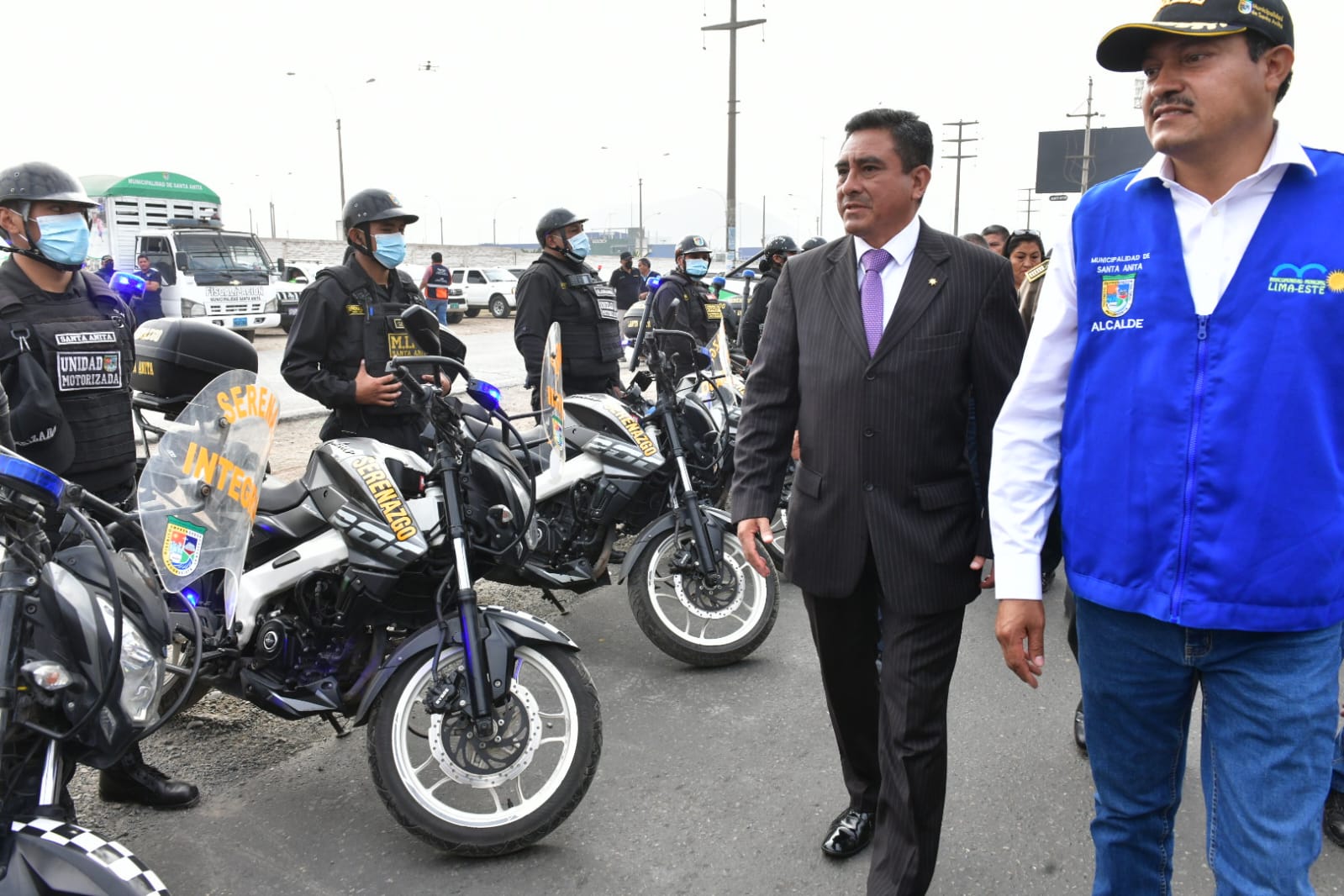 La seguridad ciudadana en el distrito de Santa Anita se refuerza gracias a una nueva flota vehicular y una dotación de cámaras de videovigilancia destinadas al patrullaje preventivo, anunció hoy el ministro del Interior, Willy Huerta Olivas.
Detalló que las 15 nuevas camionetas, 30 motos y la instalación de 160 cámaras servirán para implementar dos nuevas centrales de monitoreo, serán interconectadas al Centro de Comando, Control, Cómputo y Comunicaciones (C4) de la Policía Nacional del Perú (PNP).
El titular del Interior indicó que dicho esfuerzo demandó una inversión de S/ 11 millones y fueron adquiridos con recursos del Fondo Especial de Seguridad Ciudadana del Ministerio del Interior (Mininter) en convenio con la Municipalidad de Santa Anita.
La entrega de la nueva flota vehicular y los equipos permitirán el aumento y la mejora del patrullaje preventivo entre la Policía Nacional y el servicio de Serenazgo en el distrito, beneficiando a los más de 220 mil vecinos que viven en Santa Anita.
“Se trata de un proyecto para combatir la delincuencia y reducir el índice de victimización en el distrito”, expresó el titular del Mininter, tras agradecer el apoyo de los alcaldes distritales para trabajar unidos contra la delincuencia y garantizar la seguridad y la tranquilidad de la población.
Plan de seguridad por Navidad y Año Nuevo
La presentación de la nueva flota vehicular se realizó en el marco de la puesta en marcha del Plan Conjunto Multifunción Sin Fronteras “Unidos por tu Seguridad 2022” en la Mancomunidad Lima Este, ante la cercanía de las festividades por Navidad y Año Nuevo 2023.
El plan tiene como finalidad fortalecer la lucha frontal contra la delincuencia en Lima Este con el desarrollo de operativos de impacto descentralizados y sin fronteras.
Además, se ha dispuesto redoblar el patrullaje integrado y el trabajo articulado con las juntas vecinales y las unidades operativas de fiscalización de Sucamec, Migraciones, Sutran y la ATU.
Durante la presentación, el ministro saludó y felicitó el esfuerzo de los alcaldes de la Mancomunidad por hacer realidad este proyecto y agregó que uno de los encargos del Gobierno Central es promover el trabajo articulado a fin de garantizar la seguridad, el orden y la integridad de toda la población.
“Esta es la muestra de que hay un trabajo conjunto entre las autoridades por una causa común que es velar por la paz, la tranquilidad y la seguridad de los ciudadanos. Sin ellas, no hay desarrollo. El bienestar de nuestros compatriotas es nuestra obligación”, expresó.
Durante la presentación del plan operativo “Unidos por tu seguridad 2022", el personal de la Unidad de Desactivación de Explosivos (UDEX) de la PNP realizó una demostración del peligro que representa para las personas la manipulación de artefactos pirotécnicos de fabricación clandestina.
Por su parte, el jefe de la Sucamec, Manuel Balladares, anunció que se intensificarán las acciones de control y fiscalización en Lima Este, a fin de hacer frente al comercio ilegal de productos pirotécnicos y evitar los riesgos sobre su uso.
En esta actividad participaron el alcalde de Santa Anita y presidente de la Mancomunidad Lima Este, José Luis Nole; el jefe de la División Policial de Chosica, Crnl. PNP Hildebrando Delgado; el jefe de gabinete de asesores del Mininter, José Gómez; así como representantes de instituciones invitadas como Bomberos, ATU, Sutran, Indeci, entre otras autoridades policiales y del sector.