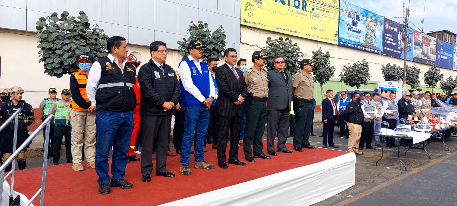 La seguridad ciudadana en el distrito de Santa Anita se refuerza gracias a una nueva flota vehicular y una dotación de cámaras de videovigilancia destinadas al patrullaje preventivo, anunció hoy el ministro del Interior, Willy Huerta Olivas.
Detalló que las 15 nuevas camionetas, 30 motos y la instalación de 160 cámaras servirán para implementar dos nuevas centrales de monitoreo, serán interconectadas al Centro de Comando, Control, Cómputo y Comunicaciones (C4) de la Policía Nacional del Perú (PNP).
El titular del Interior indicó que dicho esfuerzo demandó una inversión de S/ 11 millones y fueron adquiridos con recursos del Fondo Especial de Seguridad Ciudadana del Ministerio del Interior (Mininter) en convenio con la Municipalidad de Santa Anita.
La entrega de la nueva flota vehicular y los equipos permitirán el aumento y la mejora del patrullaje preventivo entre la Policía Nacional y el servicio de Serenazgo en el distrito, beneficiando a los más de 220 mil vecinos que viven en Santa Anita.
“Se trata de un proyecto para combatir la delincuencia y reducir el índice de victimización en el distrito”, expresó el titular del Mininter, tras agradecer el apoyo de los alcaldes distritales para trabajar unidos contra la delincuencia y garantizar la seguridad y la tranquilidad de la población.
Plan de seguridad por Navidad y Año Nuevo
La presentación de la nueva flota vehicular se realizó en el marco de la puesta en marcha del Plan Conjunto Multifunción Sin Fronteras “Unidos por tu Seguridad 2022” en la Mancomunidad Lima Este, ante la cercanía de las festividades por Navidad y Año Nuevo 2023.
El plan tiene como finalidad fortalecer la lucha frontal contra la delincuencia en Lima Este con el desarrollo de operativos de impacto descentralizados y sin fronteras.
Además, se ha dispuesto redoblar el patrullaje integrado y el trabajo articulado con las juntas vecinales y las unidades operativas de fiscalización de Sucamec, Migraciones, Sutran y la ATU.
Durante la presentación, el ministro saludó y felicitó el esfuerzo de los alcaldes de la Mancomunidad por hacer realidad este proyecto y agregó que uno de los encargos del Gobierno Central es promover el trabajo articulado a fin de garantizar la seguridad, el orden y la integridad de toda la población.
“Esta es la muestra de que hay un trabajo conjunto entre las autoridades por una causa común que es velar por la paz, la tranquilidad y la seguridad de los ciudadanos. Sin ellas, no hay desarrollo. El bienestar de nuestros compatriotas es nuestra obligación”, expresó.
Durante la presentación del plan operativo “Unidos por tu seguridad 2022", el personal de la Unidad de Desactivación de Explosivos (UDEX) de la PNP realizó una demostración del peligro que representa para las personas la manipulación de artefactos pirotécnicos de fabricación clandestina.
Por su parte, el jefe de la Sucamec, Manuel Balladares, anunció que se intensificarán las acciones de control y fiscalización en Lima Este, a fin de hacer frente al comercio ilegal de productos pirotécnicos y evitar los riesgos sobre su uso.
En esta actividad participaron el alcalde de Santa Anita y presidente de la Mancomunidad Lima Este, José Luis Nole; el jefe de la División Policial de Chosica, Crnl. PNP Hildebrando Delgado; el jefe de gabinete de asesores del Mininter, José Gómez; así como representantes de instituciones invitadas como Bomberos, ATU, Sutran, Indeci, entre otras autoridades policiales y del sector.