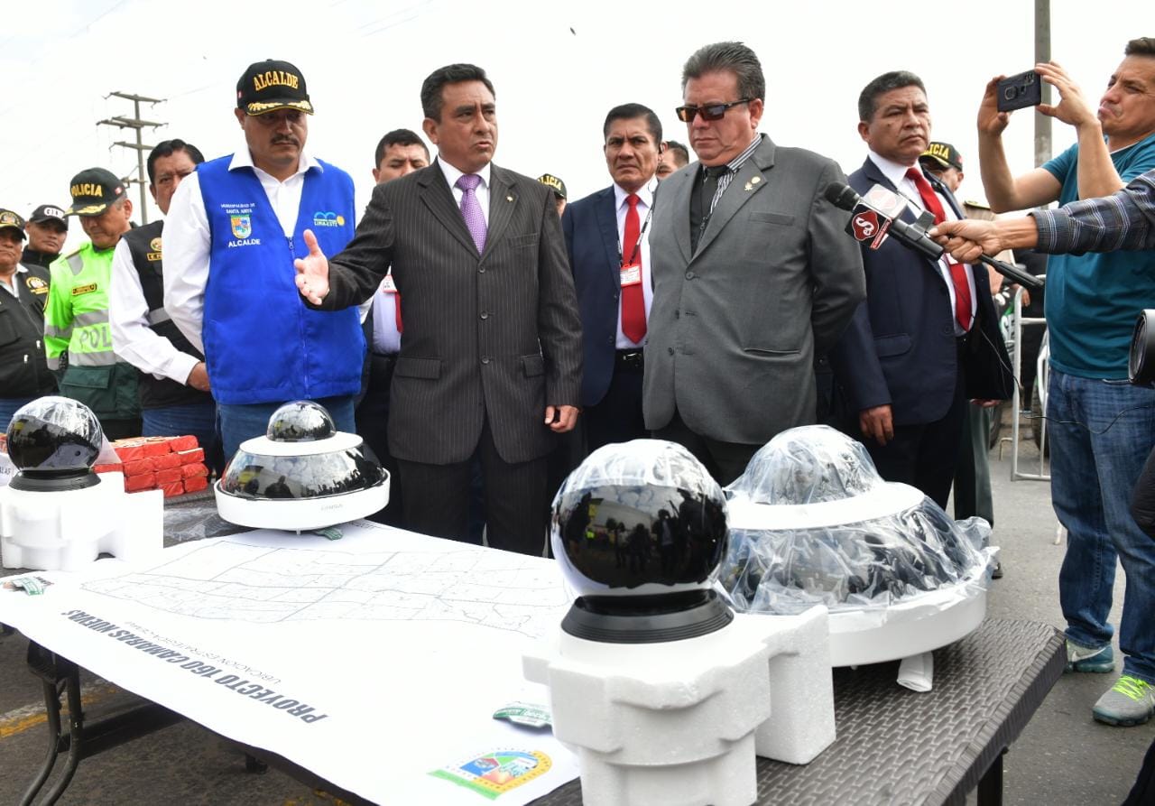 La seguridad ciudadana en el distrito de Santa Anita se refuerza gracias a una nueva flota vehicular y una dotación de cámaras de videovigilancia destinadas al patrullaje preventivo, anunció hoy el ministro del Interior, Willy Huerta Olivas.
Detalló que las 15 nuevas camionetas, 30 motos y la instalación de 160 cámaras servirán para implementar dos nuevas centrales de monitoreo, serán interconectadas al Centro de Comando, Control, Cómputo y Comunicaciones (C4) de la Policía Nacional del Perú (PNP).
El titular del Interior indicó que dicho esfuerzo demandó una inversión de S/ 11 millones y fueron adquiridos con recursos del Fondo Especial de Seguridad Ciudadana del Ministerio del Interior (Mininter) en convenio con la Municipalidad de Santa Anita.
La entrega de la nueva flota vehicular y los equipos permitirán el aumento y la mejora del patrullaje preventivo entre la Policía Nacional y el servicio de Serenazgo en el distrito, beneficiando a los más de 220 mil vecinos que viven en Santa Anita.
“Se trata de un proyecto para combatir la delincuencia y reducir el índice de victimización en el distrito”, expresó el titular del Mininter, tras agradecer el apoyo de los alcaldes distritales para trabajar unidos contra la delincuencia y garantizar la seguridad y la tranquilidad de la población.
Plan de seguridad por Navidad y Año Nuevo
La presentación de la nueva flota vehicular se realizó en el marco de la puesta en marcha del Plan Conjunto Multifunción Sin Fronteras “Unidos por tu Seguridad 2022” en la Mancomunidad Lima Este, ante la cercanía de las festividades por Navidad y Año Nuevo 2023.
El plan tiene como finalidad fortalecer la lucha frontal contra la delincuencia en Lima Este con el desarrollo de operativos de impacto descentralizados y sin fronteras.
Además, se ha dispuesto redoblar el patrullaje integrado y el trabajo articulado con las juntas vecinales y las unidades operativas de fiscalización de Sucamec, Migraciones, Sutran y la ATU.
Durante la presentación, el ministro saludó y felicitó el esfuerzo de los alcaldes de la Mancomunidad por hacer realidad este proyecto y agregó que uno de los encargos del Gobierno Central es promover el trabajo articulado a fin de garantizar la seguridad, el orden y la integridad de toda la población.
“Esta es la muestra de que hay un trabajo conjunto entre las autoridades por una causa común que es velar por la paz, la tranquilidad y la seguridad de los ciudadanos. Sin ellas, no hay desarrollo. El bienestar de nuestros compatriotas es nuestra obligación”, expresó.
Durante la presentación del plan operativo “Unidos por tu seguridad 2022", el personal de la Unidad de Desactivación de Explosivos (UDEX) de la PNP realizó una demostración del peligro que representa para las personas la manipulación de artefactos pirotécnicos de fabricación clandestina.
Por su parte, el jefe de la Sucamec, Manuel Balladares, anunció que se intensificarán las acciones de control y fiscalización en Lima Este, a fin de hacer frente al comercio ilegal de productos pirotécnicos y evitar los riesgos sobre su uso.
En esta actividad participaron el alcalde de Santa Anita y presidente de la Mancomunidad Lima Este, José Luis Nole; el jefe de la División Policial de Chosica, Crnl. PNP Hildebrando Delgado; el jefe de gabinete de asesores del Mininter, José Gómez; así como representantes de instituciones invitadas como Bomberos, ATU, Sutran, Indeci, entre otras autoridades policiales y del sector.
