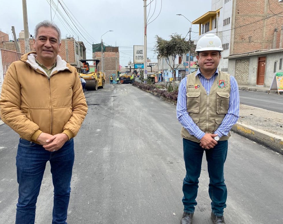 Alcalde supervisa avance de obra 