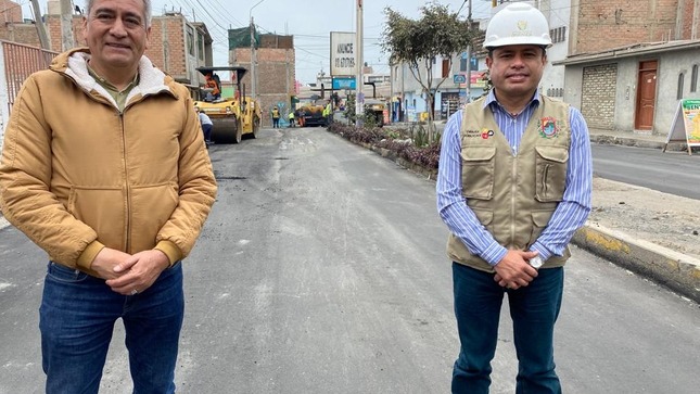 Alcalde supervisa avance de obra 