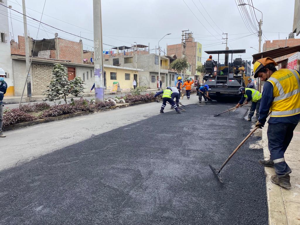 Alcalde supervisa avance de obra 