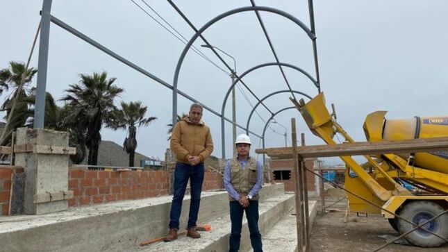 Alcalde supervisa avance del campo deportivo de grass sintético fútbol 9