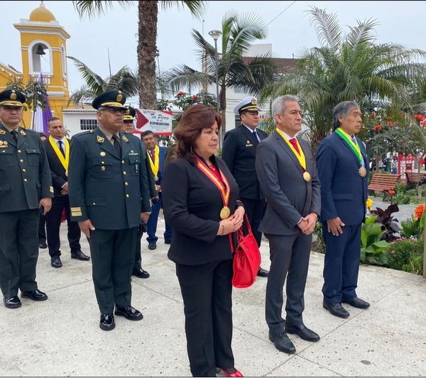 Alcalde y autoridades participan de ceremonia de Izamiento