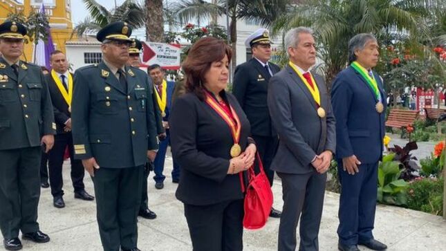 Alcalde y autoridades participan de ceremonia de Izamiento