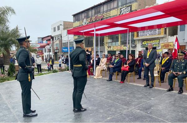 Alcalde y autoridades participan de ceremonia de Izamiento