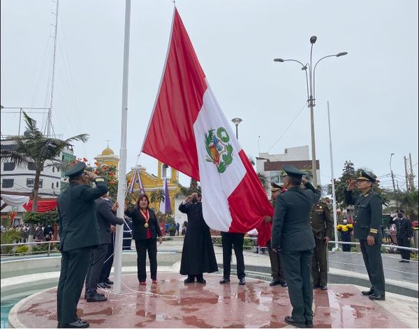 Alcalde y autoridades participan de ceremonia de Izamiento