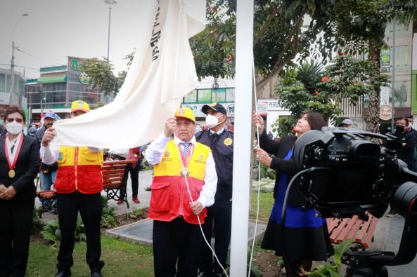 Alcalde y autoridades participan de ceremonia de Izamiento