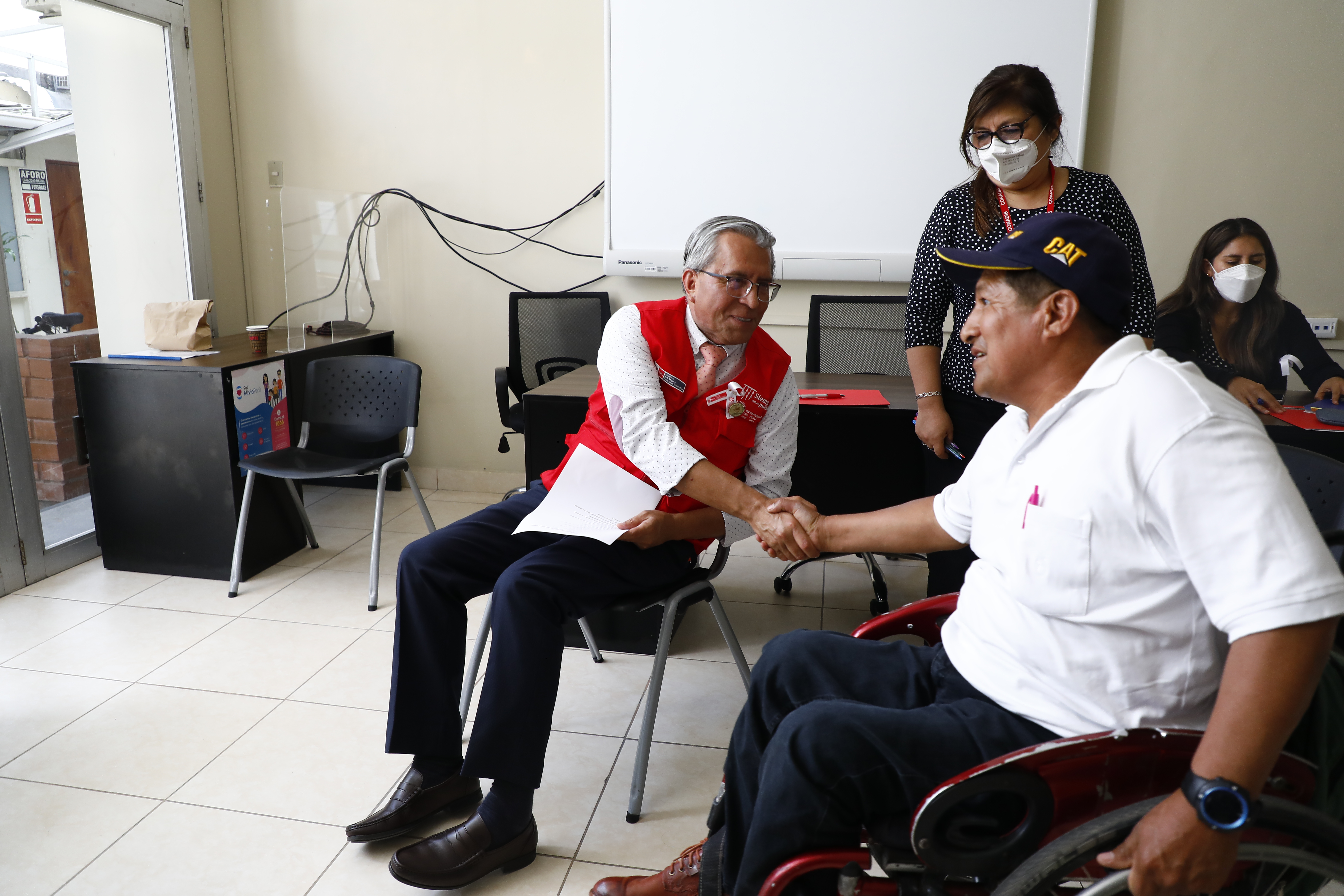 presidente extendiendo la mano