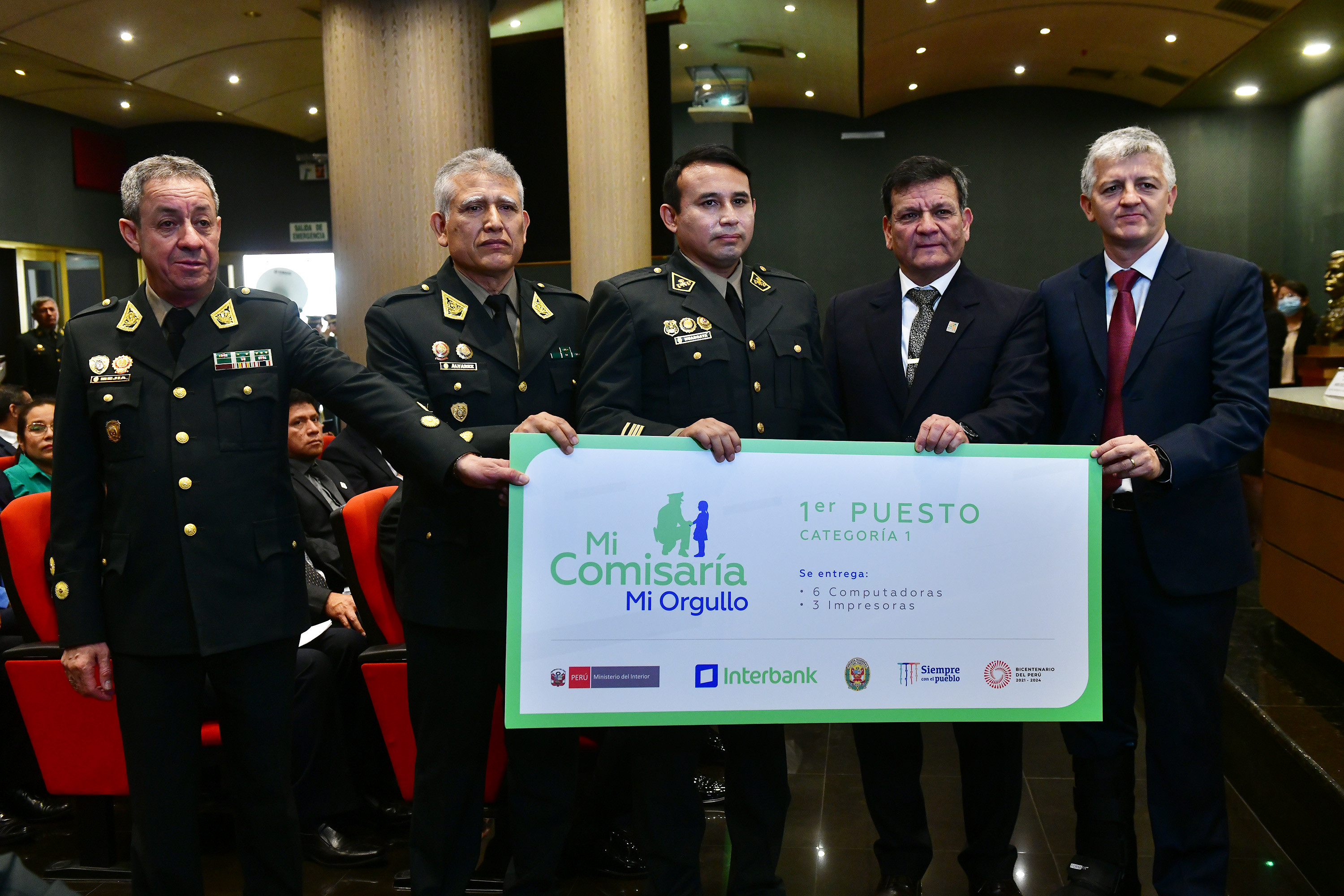 Viceministro de Seguridad Pública del Ministerio del Interior y altos mandos de la Policía Nacional junto al comisario ganador del primer puesto, en la categoría 1, del concurso Mi Comisaría, Mi Orgullo