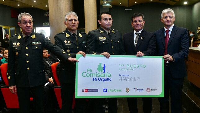 Viceministro de Seguridad Pública del Ministerio del Interior y altos mandos de la Policía Nacional junto al comisario ganador del primer puesto, en la categoría 1, del concurso Mi Comisaría, Mi Orgullo 