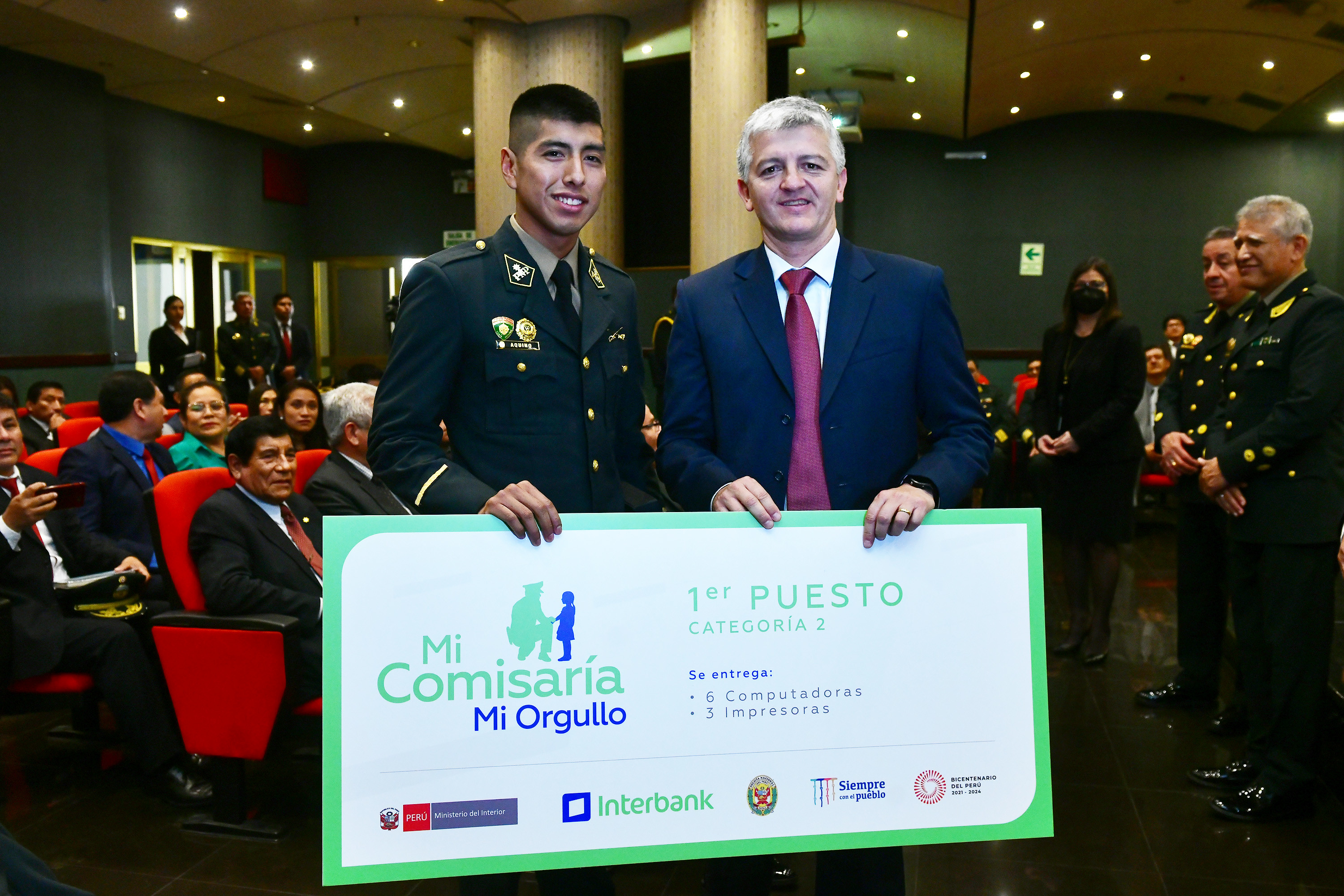 Gerente de División de Interbank junto al comisario ganador del primer puesto, en la categoría 2, del concurso Mi Comisaría, Mi Orgullo