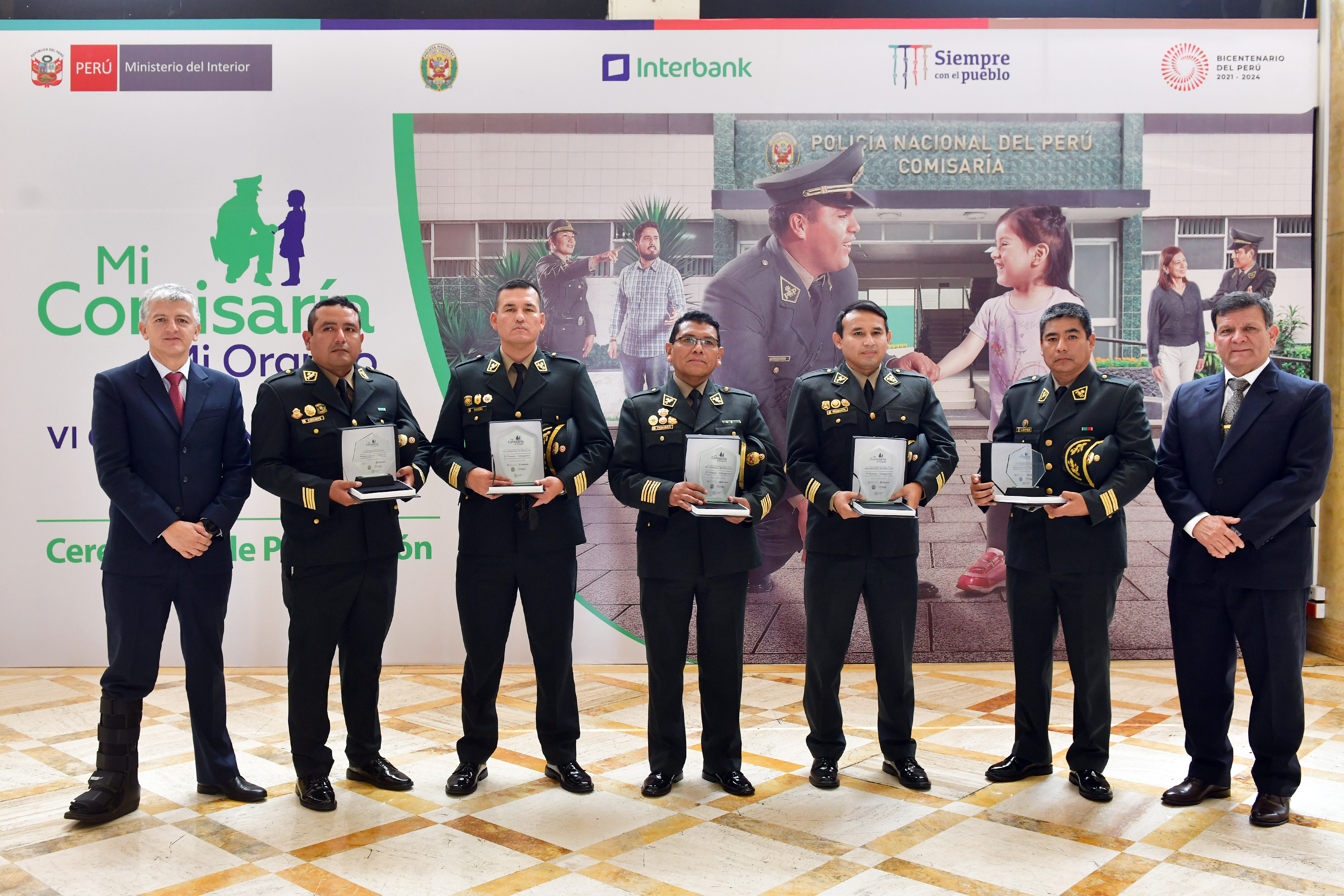 Viceministro de Seguridad Pública del Ministerio del Interior y altos mandos de la Policía Nacional junto ganadores del concurso Mi Comisaría, Mi Orgullo