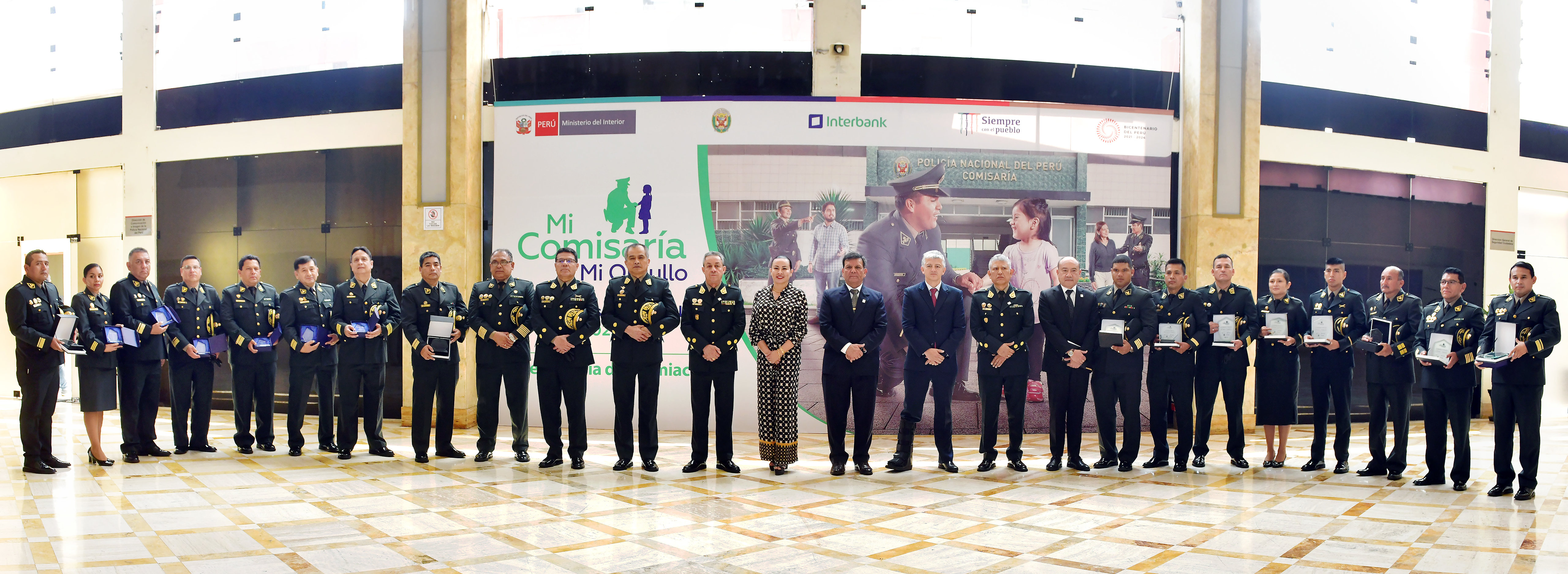 Viceministro de Seguridad Pública del Ministerio del Interior y altos mandos de la Policía Nacional junto ganadores del concurso Mi Comisaría, Mi Orgullo