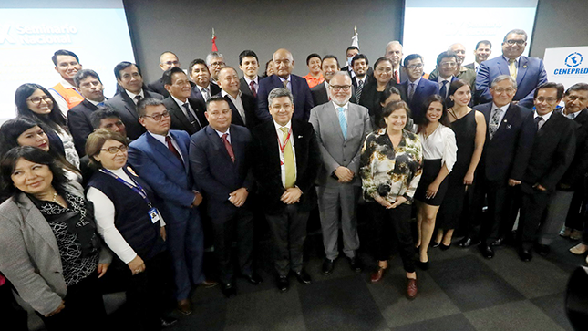 Fotografía grupal de asistentes al seminario.