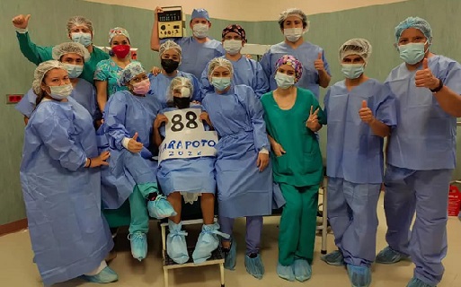 Personal asistencial del INO posa con una de las pacientes beneficiadas luego de su cirugía de catarata