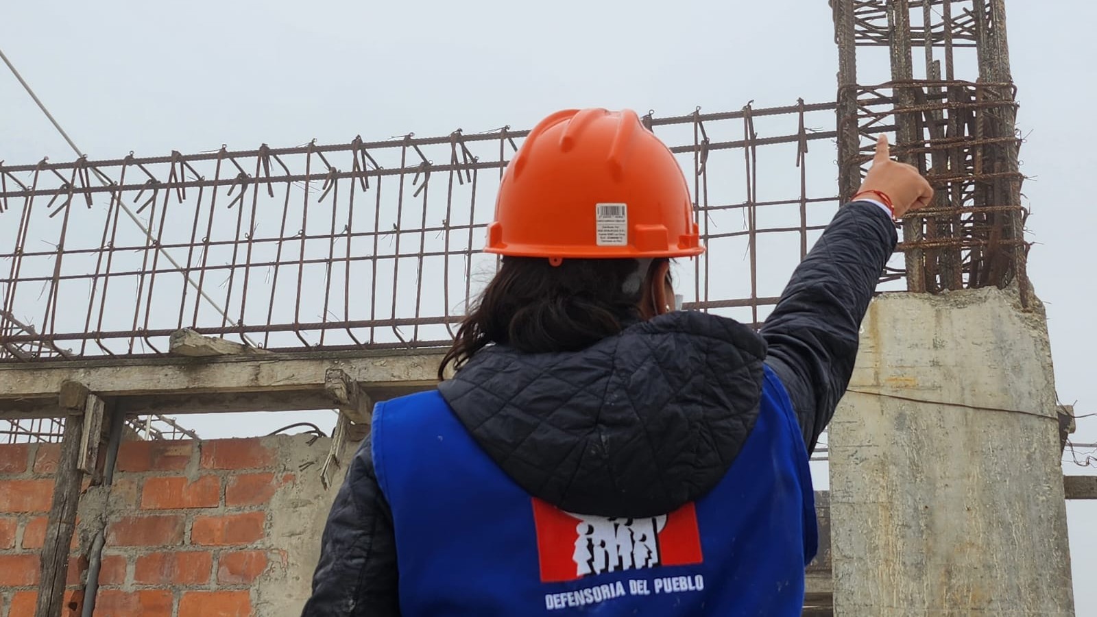 Comisionada de la Defensoría del Pueblo supervisa infraestructura de hospital.