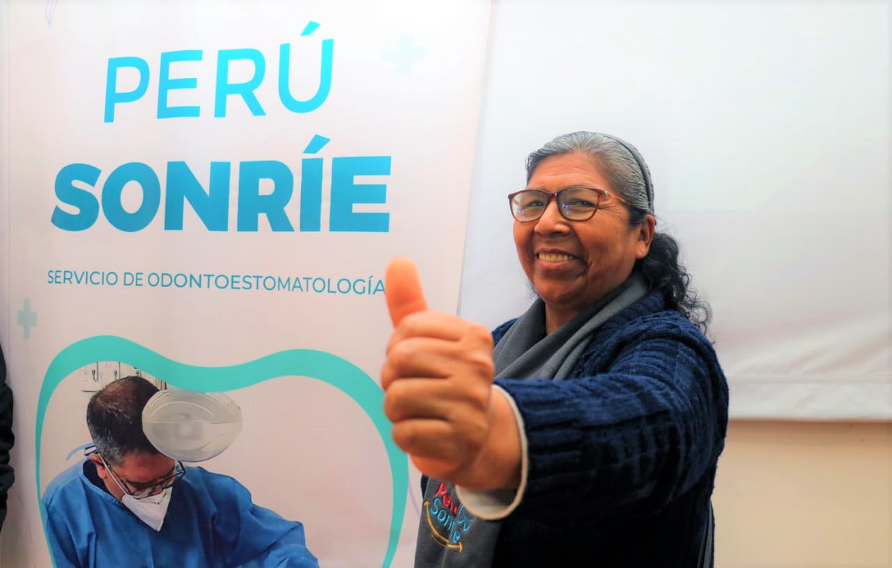 El Hospital Vitarte, a través del servicio de odontoestomatología realizó la primera entrega de prótesis dentales a los adultos mayores.