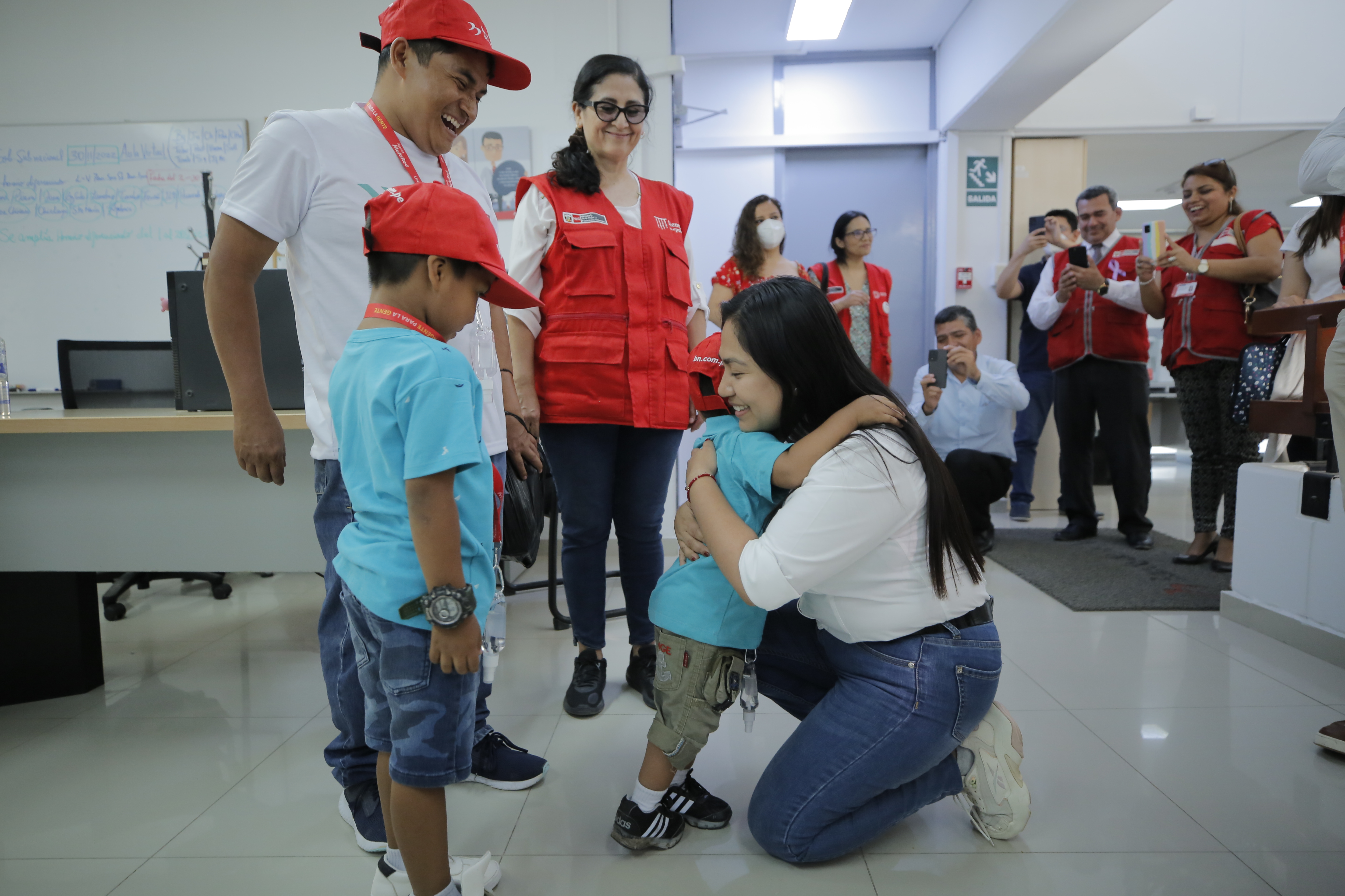 Ministra de la Mujer entregó pensión por orfandad a un grupo de niñas, niños y adolescentes de Piura