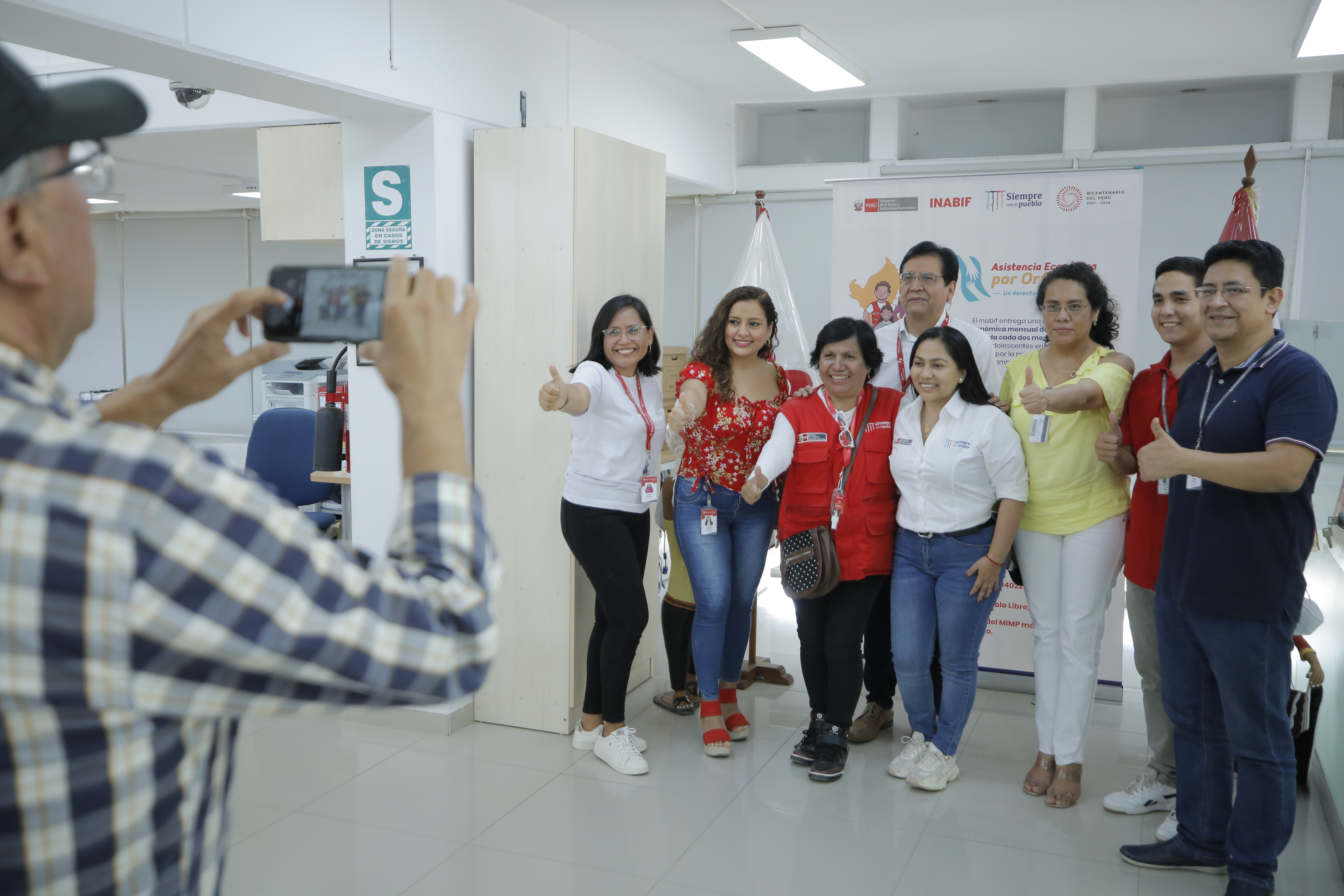 Ministra de la Mujer entregó pensión por orfandad a un grupo de niñas, niños y adolescentes de Piura