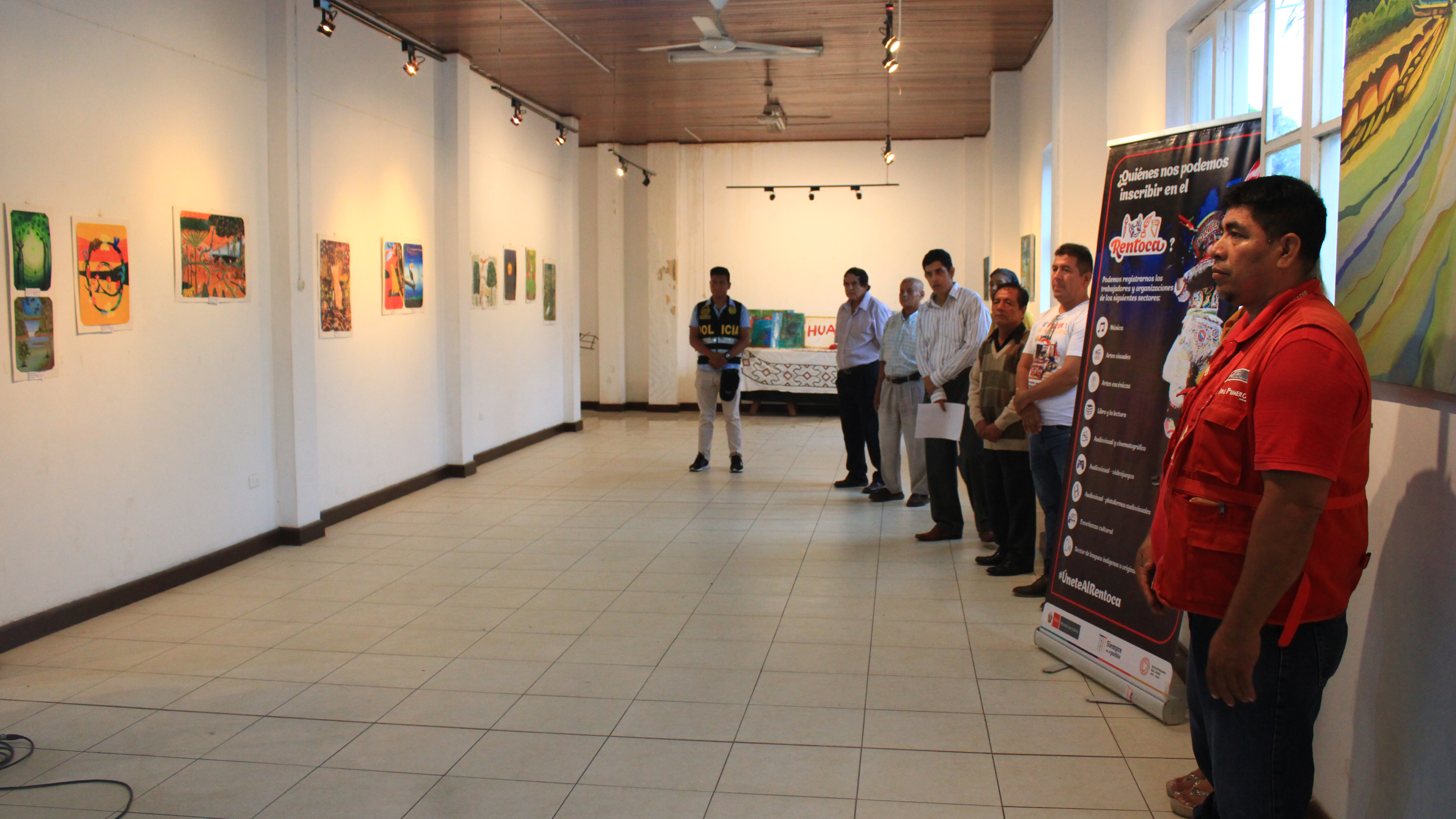Realizan exposición de pinturas hechas por personas con discapacidad